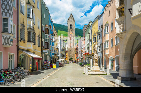 Die bunte Stadt Sterzing an einem Sommertag, Trentino Alto Adige, Italien Stockfoto