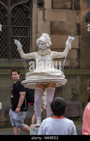 Edinburgh, Schottland, Großbritannien. 2. August 2019. Eine Street Performer namens Lady Pfeifen auf der Royal Mile zu Beginn des Edinburgh Fringe Festival. Credit: Skully/Alamy leben Nachrichten Stockfoto