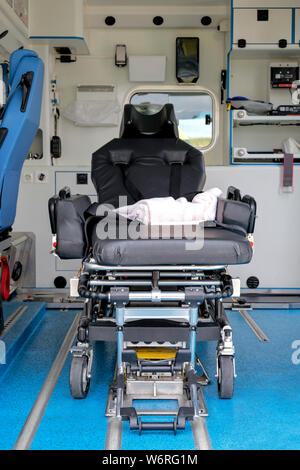 Innenraum eine Ambulanz mit Stretcher Stockfoto