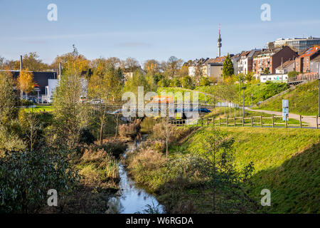 Die Renaturiert Emscher in Dortmund Hörde, in der Nähe des Sees von Phoenix, Stockfoto