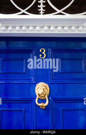 Haus Nummer 3 auf eine blaue Tür mit Lions Türklopfer und weißen Rahmen Kopf Stockfoto