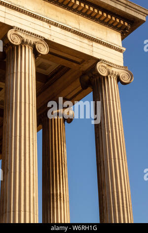 Griechische Säulen bilden das Äußere des British Museum in London. Stockfoto