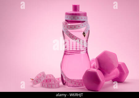 Flasche, Maßband und Kurzhanteln Stockfoto