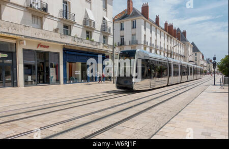 Tours, Frankreich schlanke Oberleitung der Straßenbahn, mit der U-Bahn im Stadtzentrum. Alstom Citadis 402 Autos light rail Service begann 2013 Stockfoto