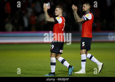 Von Luton Town James Collins (links) und Sonny Bradley (rechts) begrüßen die Fans nach dem letzten während der Sky Bet Meisterschaft Gleiches an der Kenilworth Road, Luton Pfeifen. Stockfoto