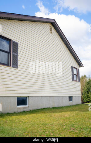 Haus mit hellgelben Vinylabstellgleis Stockfoto