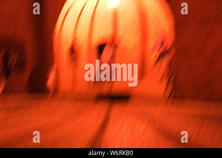 Die kleine Straße, Musiker in der Nacht in Krakau in reines Rot Stockfoto