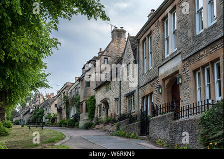 Malerischen Cotswold romantischen Steinhäusern auf dem Hügel, in dem schönen Dorf Burford, Cotswolds, Oxfordshire, England Stockfoto