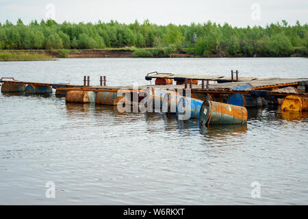 Die gedumpten Ölfässer, die Ursache der Verschmutzung im Wasser, mehr und mehr das Wasser durch Wegwerfen von Abfall, die deshalb in die Flüsse verschmutzt wird. Pollut Stockfoto