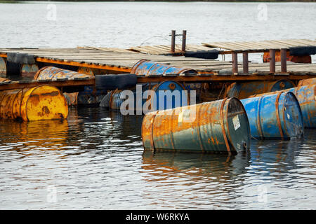 Die gedumpten Ölfässer, die Ursache der Verschmutzung im Wasser, mehr und mehr das Wasser durch Wegwerfen von Abfall, die deshalb in die Flüsse verschmutzt wird. Pollut Stockfoto