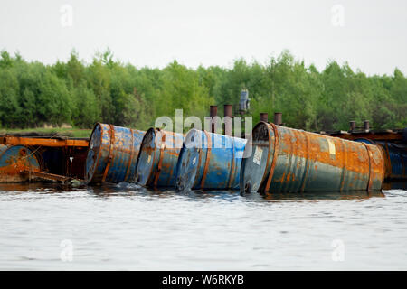 Die gedumpten Ölfässer, die Ursache der Verschmutzung im Wasser, mehr und mehr das Wasser durch Wegwerfen von Abfall, die deshalb in die Flüsse verschmutzt wird. Pollut Stockfoto