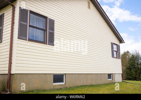 Haus mit hellgelben Vinylabstellgleis Stockfoto