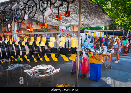 Paella Gerichte und Brenner Ringe od einen Stall in der pulsierenden wöchentlich Freitag Markt in Oliva in Spanien Stockfoto