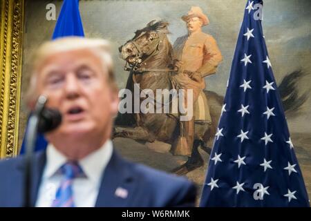 August 2, 2019, Washington, District of Columbia, USA: ein Portrait des ehemaligen Präsidenten der Vereinigten Staaten Theodore Roosevelt als US-Präsident Donald J. Trumpf kündigt eine US-Rindfleisch Handelsabkommen mit der Europäischen Union, in der Roosevelt Zimmer im Weißen Haus in Washington, DC am Freitag, 2. August 2019. . Credit: Kevin Dietsch/Pool über CNP (Credit Bild: © Kevin Dietsch/CNP über ZUMA Draht) Stockfoto