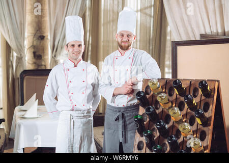 Porträt einer Köche im Restaurant. Stockfoto