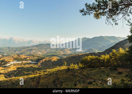 Berg und Tal Panorama am Morgen in der Nähe von Kemer, Kumluca, Türkei. Stockfoto