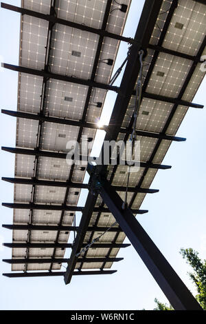 Das photovoltaikmodul von unten gesehen ist eine von neun Parkplatz Vordächer im Werk Sierra Nevada Brewing Company in Mühlen Fluss, NC, USA Stockfoto