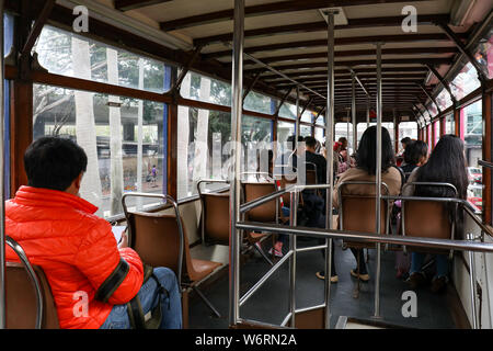 Passagiere auf dem Oberdeck der doppelstöckigen Tram in Hongkong Stockfoto