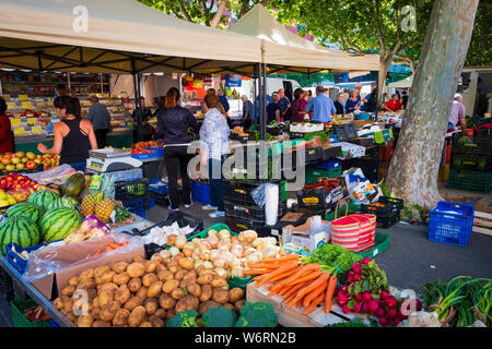 Obst und Gemüse Stände in der pulsierenden wöchentlich Freitag Markt in Oliva in Spanien Stockfoto