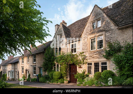 Malerischen Cotswold romantischen Steinhäusern auf dem Hügel, in dem schönen Dorf Burford, Cotswolds, Oxfordshire, England Stockfoto