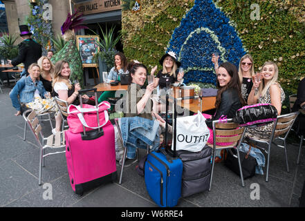 Laides genießt eine Erfrischung auf einem Frauenwochenende in Edinburgh. Stockfoto