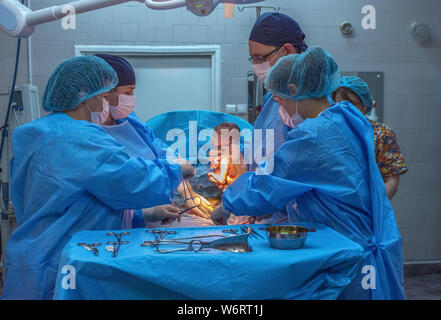 Neue Leben, Baby per Kaiserschnitt im Op geboren zu werden. Stockfoto