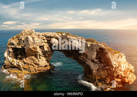 Rocky Arch im Meer, erstaunliche Wunder der Natur. Beliebte Reiseziele. Mirador Es Pontas, Samtanyi, Palma de Mallorca, Balearen, Spanien Stockfoto