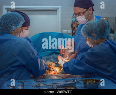 Neue Leben, Baby per Kaiserschnitt im Op geboren zu werden. Stockfoto