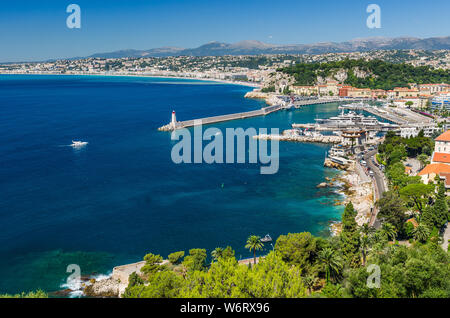 Hohe Panoramablick auf den Hafen, den Strand und die Küste von Nizza, Côte d'Azur, Frankreich, an einem Sommertag Stockfoto