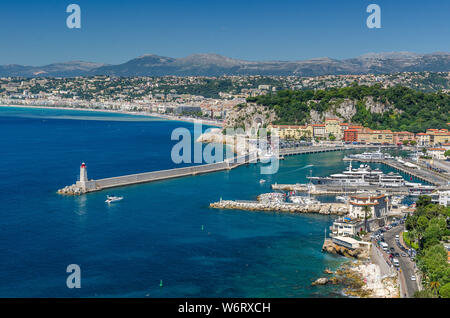 Hohe Panoramablick auf den Hafen, den Strand und die Küste von Nizza, Côte d'Azur, Frankreich, an einem Sommertag Stockfoto