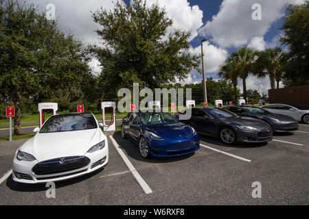 Tesla Elektroautos Tesla Model S und Tesla Modell 3, Tesla Ladestation. Stockfoto