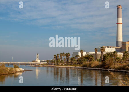 Lesen Power Station, im Nordwesten von Tel Aviv, Israel, an der Mündung des Yarkon Flusses, und 1938 wurde während der Zeit des britischen Mandats über Palästina gebaut. Seit 2007 IT-Betrieb mit Erdgas wurde. Stockfoto