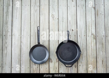 Carbon Steel vs Guss versus Teflon Pfannen und skillets Leeren leeren Raum für Text oder Kopie Platz an der Spitze. Kochgeschirr Kampf Vergleich Vergleich Kur Stockfoto