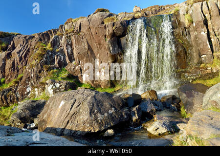 Kleiner Wasserfall am Conor Pass, einem der höchsten Irischen Pässe durch eine asphaltierte Straße diente, befindet sich auf der süd-westlichen Ende des Dingl Stockfoto