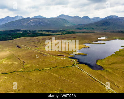 Schöne Luftaufnahme von Connemara National Park, berühmt für seine Moore, Heide und Seen, County Galway, Irland Stockfoto