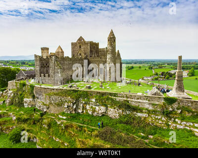 Der Rock Of Cashel, auch als Cashel der Könige und St. Patrick's Rock, einem historischen Ort in Cashel, County Tipperary Stadtmitte bekannt. Die fam Stockfoto