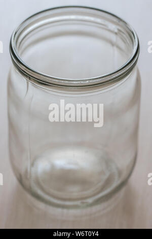 Leer, 1/2-Liter Glas Glas auf den Tisch, schließen Stockfoto