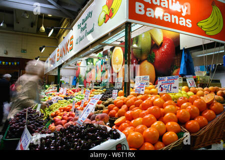 Obst und Gemüse in Kirkgate Markt, Leeds, West Yorkshire, UK Abschaltdruck Stockfoto