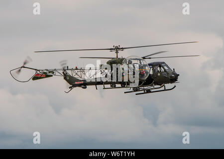 Zwei vintage Britische Armee Hubschrauber vom historischen Armee Flugzeuge Flug in enger Formation an der RNAS Yeovilton, UK Air Tag fliegen am 13/07/19. Stockfoto