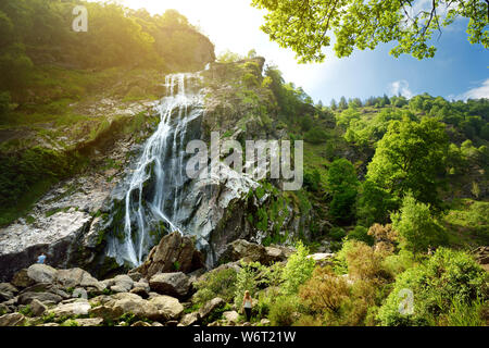 Majestätischen Wasserfall von Powerscourt Wasserfall, der höchste Wasserfall in Irland. Berühmte Touristenattraktionen in Co Wicklow, Irland. Stockfoto