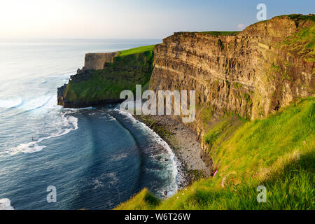 Welt berühmten Klippen von Moher, einer der beliebtesten touristischen Reiseziele in Irland. Wunderschöne Aussicht auf weit bekannte Touristenattraktion auf wilde Atlan Stockfoto