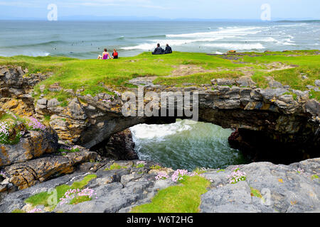 Fairy Bridges, beeindruckenden Steinbögen in der Nähe von Tullan Strand, einem der Donegal Surf Strände, eine malerische zurück Tropfen durch die Sligo-Leitrim M gerahmt Stockfoto