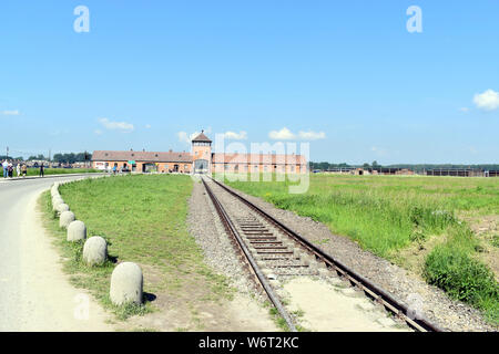 Die Eisenbahnstrecke in den Haupteingang des KZ Birkenau gehen Stockfoto