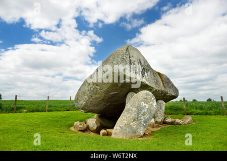 Die brownshill Dolmen, offiziell als Kernanstown Cromlech, eine großartige megalithische Granit capstone bekannt, mit einem Gewicht von über 103 Tonnen, in Ländern entfernt Stockfoto