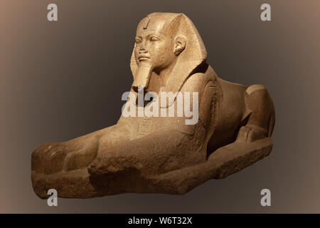 Alten Ägyptischen Granit sphinx mit Freistellungspfad isoliert Stockfoto