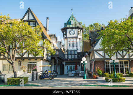 Tivoli quadratischen Uhrenturm in Solvang, eine Stadt im Süden von Kalifornien Santa Ynez Valley. Die Stadt hat für seine traditionellen dänischen Stil Architekt bekannt Stockfoto