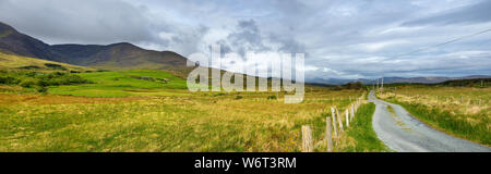 Beautidul Landschaft des Killarney National Park auf bewölkten Tag. Wandern in der Grafschaft Kerry, Irland. Stockfoto