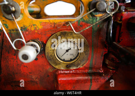 Details einer STEAMPUNK wie alt, schmutzig, bunten und rostige psi Manometer im industriellen Heavy Iron Maschinen Stockfoto