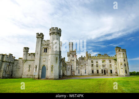 Die Türme und Türmchen von ducketts Grove, eine Burgruine aus dem 19. Jahrhundert große Haus und ehemaliger Immobilien im County Carlow, Irland. Stockfoto