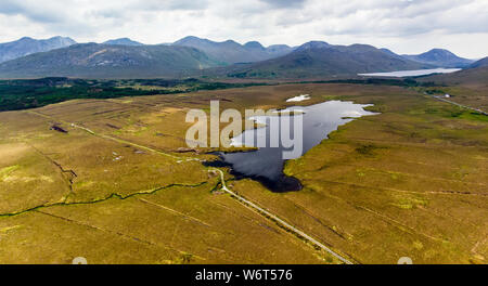 Schöne Luftaufnahme von Connemara National Park, berühmt für seine Moore, Heide und Seen, County Galway, Irland Stockfoto